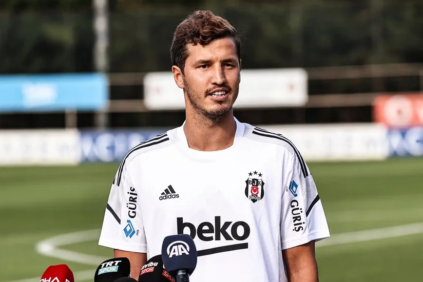 Beşiktaş Salih Uçanla vidalaşıb