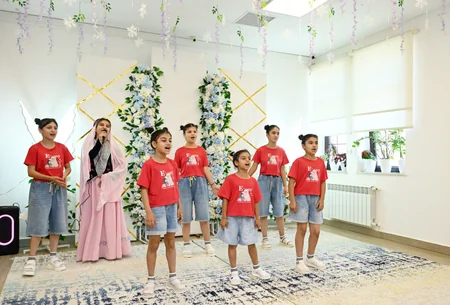 Leyla Əliyeva Şəkidə Uşaq evi sosial xidmət müəssisəsinin sakinləri ilə görüşüb