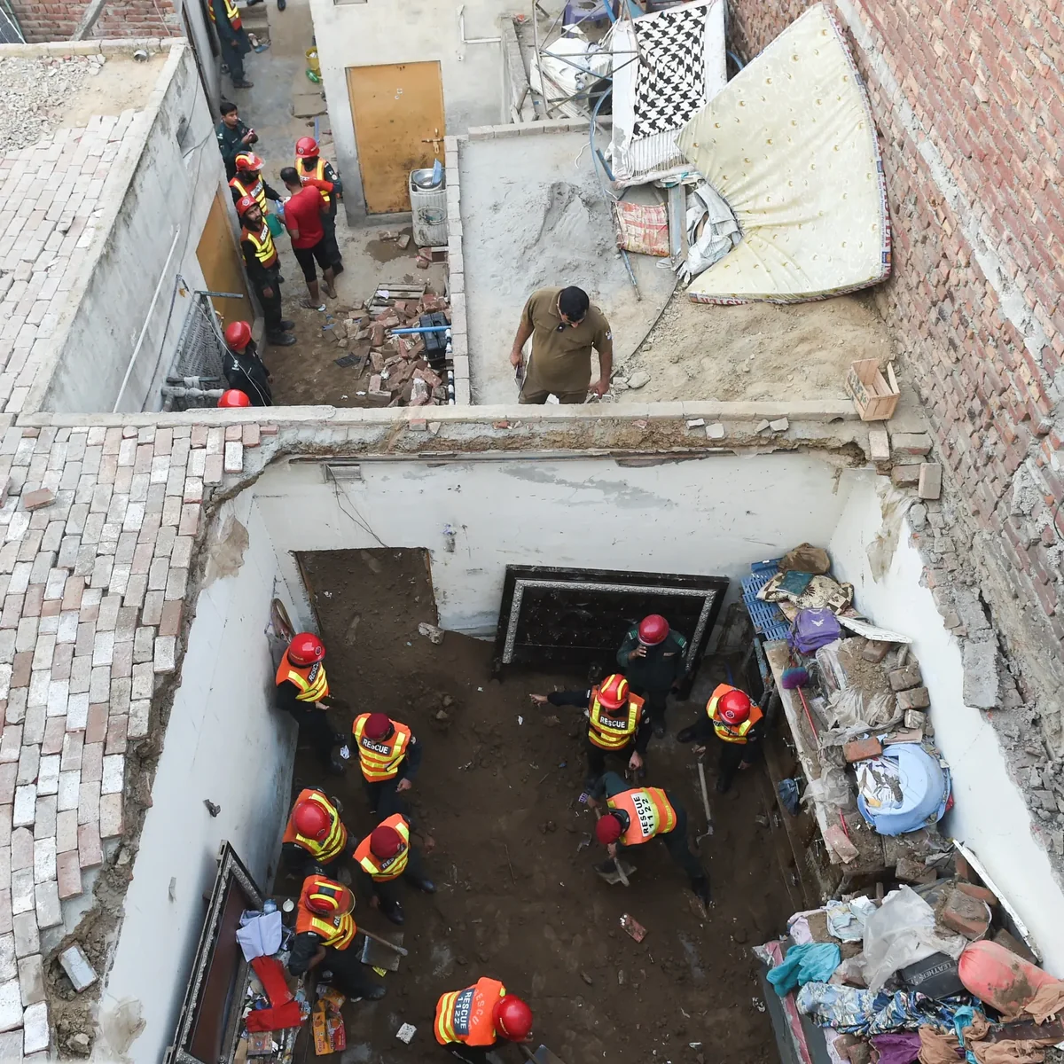 Child killed, four injured in house roof collapse in Pakistan