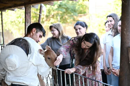 Leyla Aliyeva meets Young Beekeeper project participant in Yevlakh