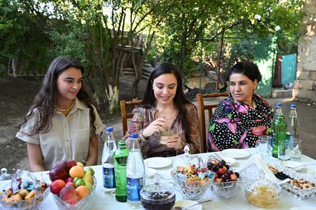 Leyla Aliyeva meets Young Beekeeper project participant in Yevlakh
