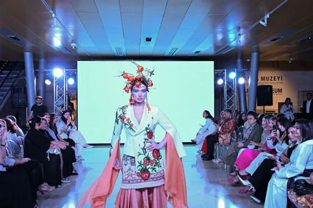 Azərbaycan Milli Xalça Muzeyində Zamanın naxışları moda nümayişi təşkil olunub