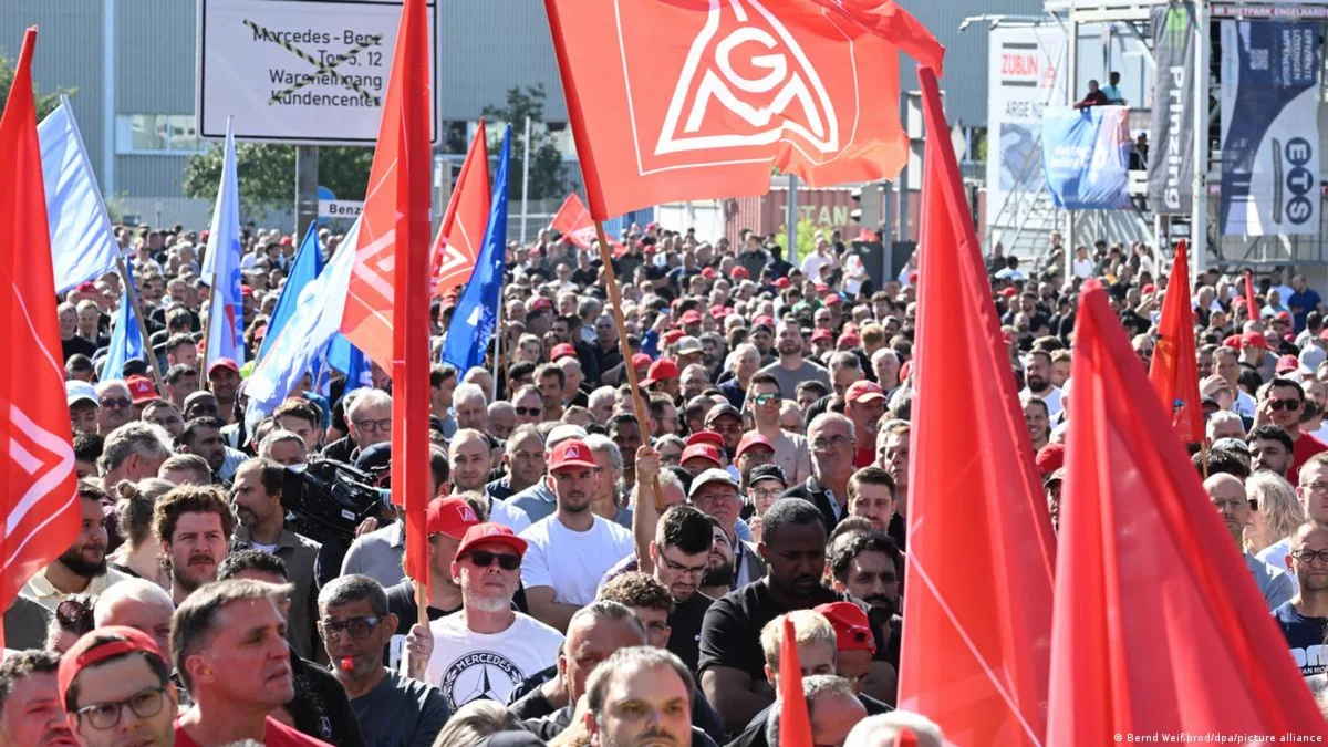 Almaniyada Mercedes-Benzin işçiləri etiraz aksiyalarına çıxıblar