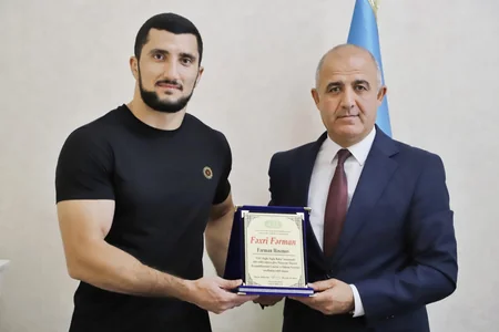 Məcid Seyidov UFC döyüşçüsü Fərman Həsənova fəxri fərman təqdim edib