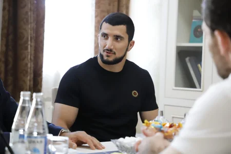 Məcid Seyidov UFC döyüşçüsü Fərman Həsənova fəxri fərman təqdim edib