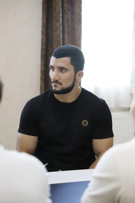 Məcid Seyidov UFC döyüşçüsü Fərman Həsənova fəxri fərman təqdim edib