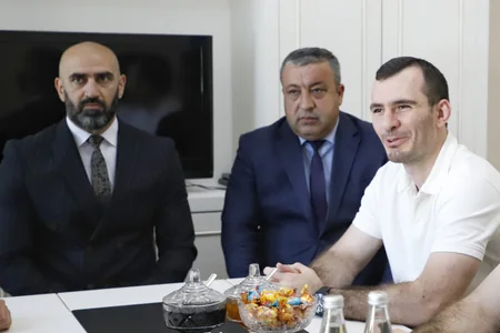 Məcid Seyidov UFC döyüşçüsü Fərman Həsənova fəxri fərman təqdim edib