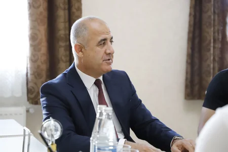 Məcid Seyidov UFC döyüşçüsü Fərman Həsənova fəxri fərman təqdim edib