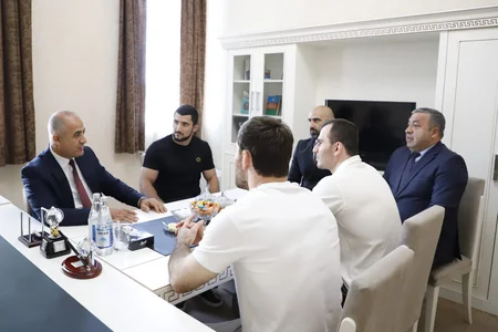 Məcid Seyidov UFC döyüşçüsü Fərman Həsənova fəxri fərman təqdim edib