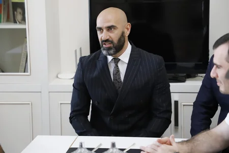 Məcid Seyidov UFC döyüşçüsü Fərman Həsənova fəxri fərman təqdim edib
