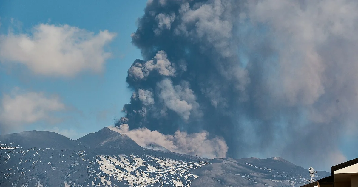 Mount Etna eruption disrupts flights at Catania airport