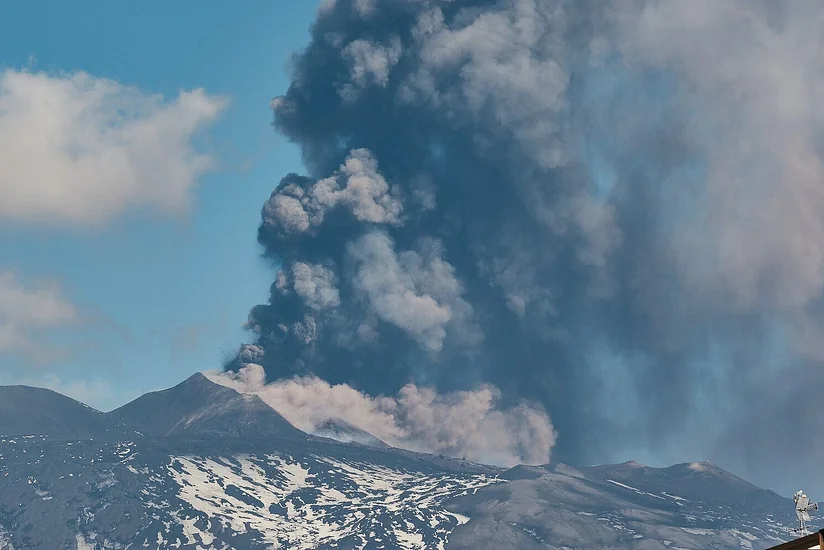 Siciliyada Etna vulkanı aktivləşdiyi üçün hava əlaqəsi məhdudlaşdırılıb