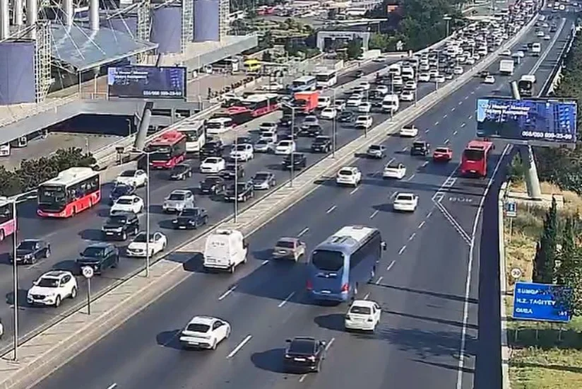 Bakının bir sıra yollarında tıxac yaranıb