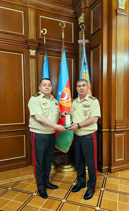 Закир Гасанов наградил гендиректора и группу военнослужащих Минобороны