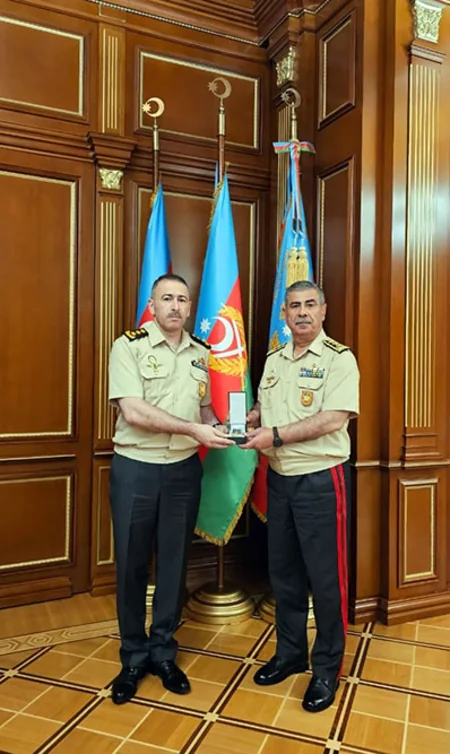 Закир Гасанов наградил гендиректора и группу военнослужащих Минобороны