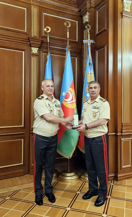 Закир Гасанов наградил гендиректора и группу военнослужащих Минобороны