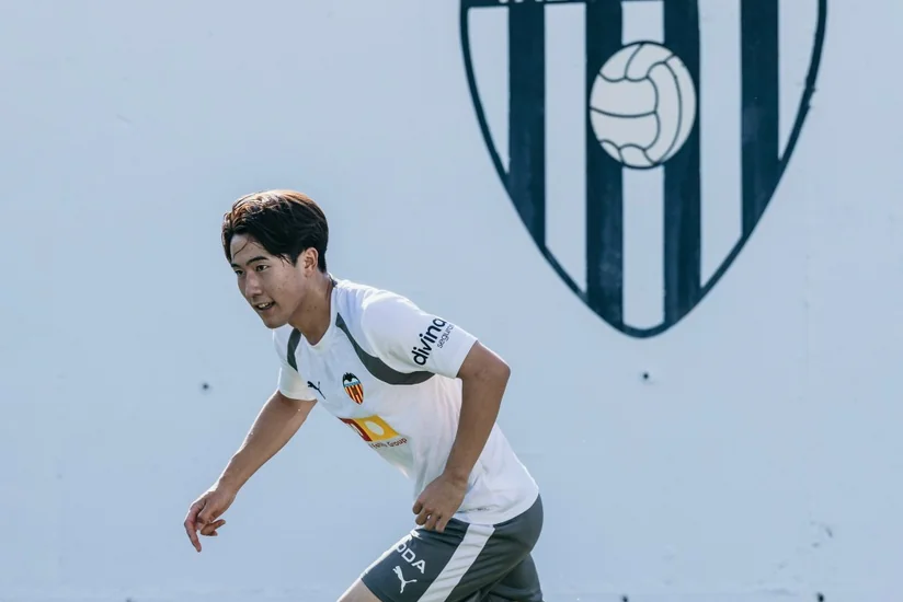 Valensiya yaponiyalı futbolçu Ryunosuke Sato ilə müqavilə imzalayıb