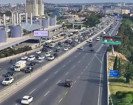 Bakının bir sıra yollarında tıxac yaranıb