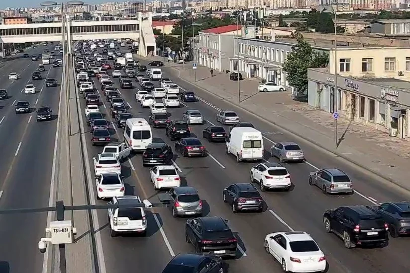 Bakının bir sıra yollarında tıxac yaranıb