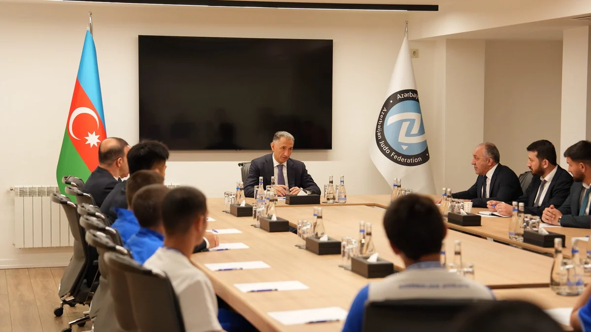 Rashad Nabiyev meets with Azerbaijani cadet judo national team