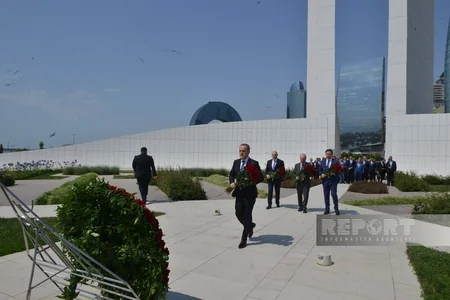 Azerbaijan's Foreign Ministry staff visit Victory Monument
