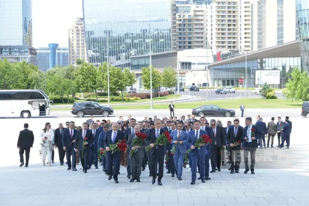 Azerbaijan's Foreign Ministry staff visit Victory Monument