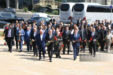 Azərbaycan XİN-in kollektivi Fəxri və Şəhidlər xiyabanlarını ziyarət edib - YENİLƏNİB