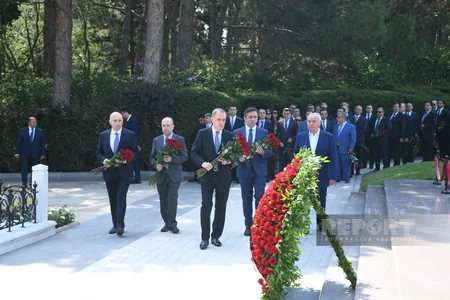 Azərbaycan XİN-in kollektivi Fəxri və Şəhidlər xiyabanlarını ziyarət edib - YENİLƏNİB