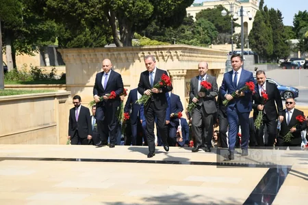 Azərbaycan XİN-in kollektivi Fəxri və Şəhidlər xiyabanlarını ziyarət edib - YENİLƏNİB