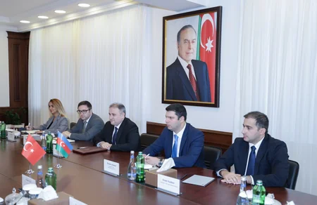 Vüqar Mustafayev Səlcuq Bayraktarla  hərbi-texniki əməkdaşlığı müzakirə edib
