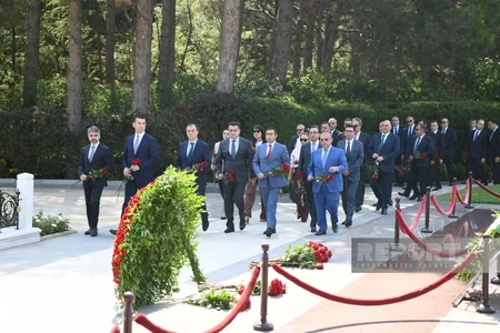 Azərbaycan XİN-in kollektivi Fəxri və Şəhidlər xiyabanlarını ziyarət edib - YENİLƏNİB