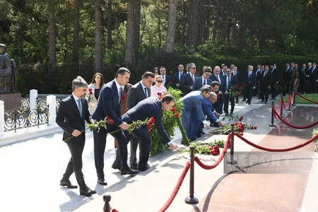 Azərbaycan XİN-in kollektivi Fəxri və Şəhidlər xiyabanlarını ziyarət edib - YENİLƏNİB