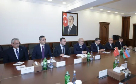 Vüqar Mustafayev Səlcuq Bayraktarla  hərbi-texniki əməkdaşlığı müzakirə edib