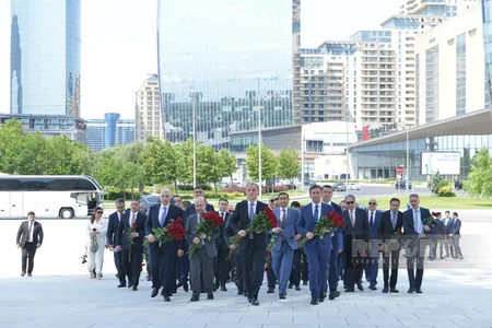 Azerbaijan's Foreign Ministry staff visit Victory Monument