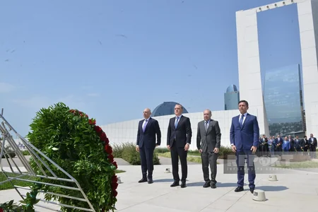 Azerbaijan's Foreign Ministry staff visit Victory Monument