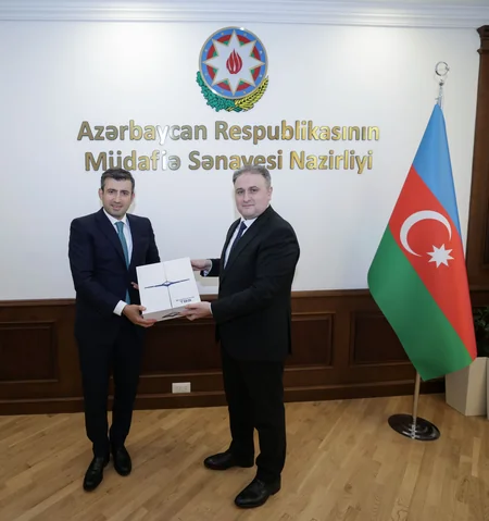 Vüqar Mustafayev Səlcuq Bayraktarla  hərbi-texniki əməkdaşlığı müzakirə edib