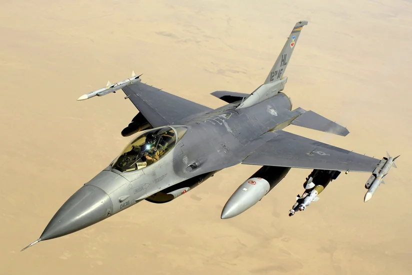 Истребитель F-16 ВВС США совершил аварийную посадку в греческом аэропорту Закинтос