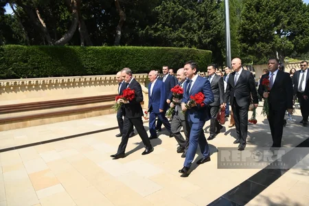 Azərbaycan XİN-in kollektivi Fəxri və Şəhidlər xiyabanlarını ziyarət edib - YENİLƏNİB