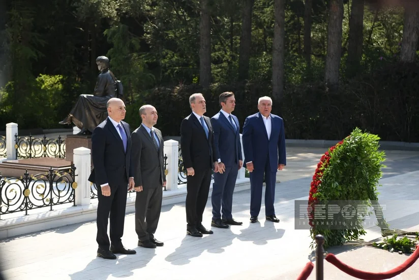 Azərbaycan XİN-in kollektivi Fəxri və Şəhidlər xiyabanlarını, Zəfər abidəsini ziyarət edib - YENİLƏNİB-2