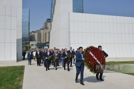 Azerbaijan's Foreign Ministry staff visit Victory Monument