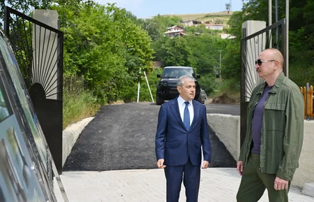 İlham Əliyev Şuşanın Kiçik Qaladərəsi kəndində görülən işlərlə tanış olub və kəndə qayıdan sakinlərlə görüşüb