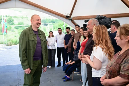 İlham Əliyev Şuşanın Kiçik Qaladərəsi kəndində görülən işlərlə tanış olub və kəndə qayıdan sakinlərlə görüşüb
