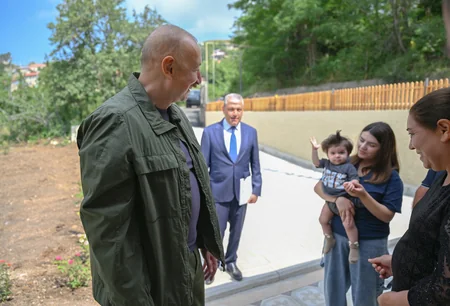 İlham Əliyev Şuşanın Kiçik Qaladərəsi kəndində görülən işlərlə tanış olub və kəndə qayıdan sakinlərlə görüşüb