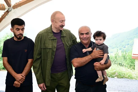 İlham Əliyev Şuşanın Kiçik Qaladərəsi kəndində görülən işlərlə tanış olub və kəndə qayıdan sakinlərlə görüşüb