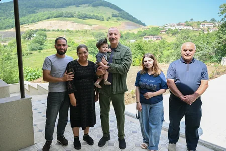 İlham Əliyev Şuşanın Kiçik Qaladərəsi kəndində görülən işlərlə tanış olub və kəndə qayıdan sakinlərlə görüşüb