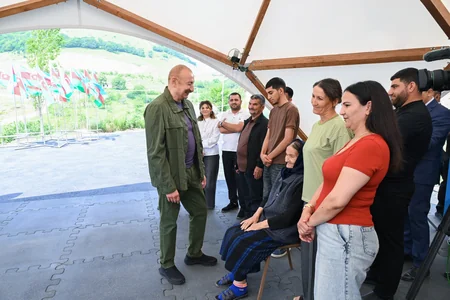 İlham Əliyev Şuşanın Kiçik Qaladərəsi kəndində görülən işlərlə tanış olub və kəndə qayıdan sakinlərlə görüşüb