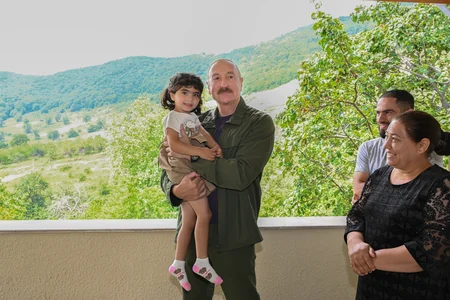 İlham Əliyev Şuşanın Kiçik Qaladərəsi kəndində görülən işlərlə tanış olub və kəndə qayıdan sakinlərlə görüşüb