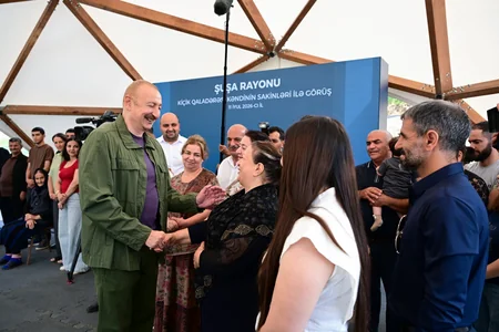 İlham Əliyev Şuşanın Kiçik Qaladərəsi kəndində görülən işlərlə tanış olub və kəndə qayıdan sakinlərlə görüşüb