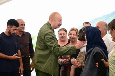 İlham Əliyev Şuşanın Kiçik Qaladərəsi kəndində görülən işlərlə tanış olub və kəndə qayıdan sakinlərlə görüşüb