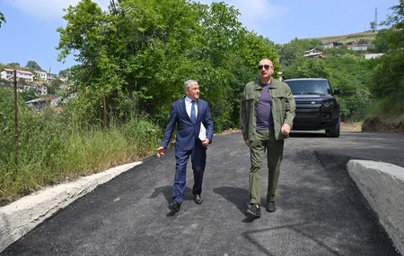 İlham Əliyev Şuşanın Kiçik Qaladərəsi kəndində görülən işlərlə tanış olub və kəndə qayıdan sakinlərlə görüşüb